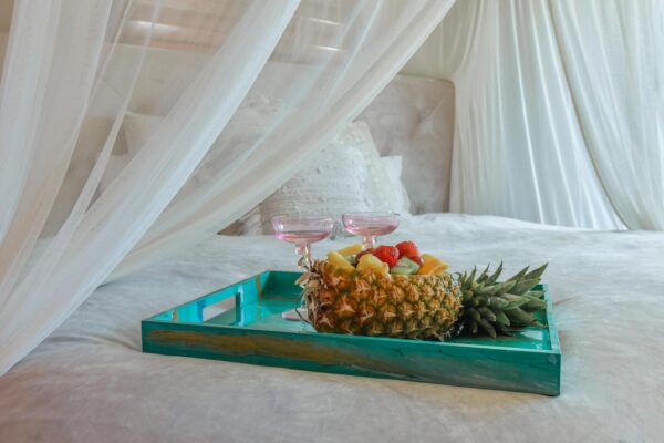 Beach woonhuis ontbijt op bed ananas